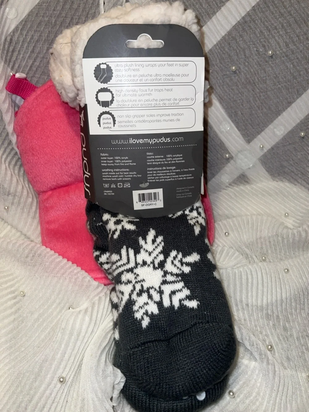 PudusBlack & White Snowflake Slipper Socks - Cozy Fleece Lined